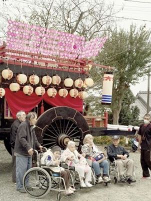 祭りの屋台と利用者