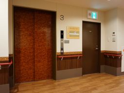温かみのあるエレベーターホール