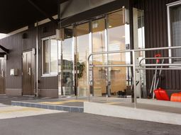 明るいエントランス外観