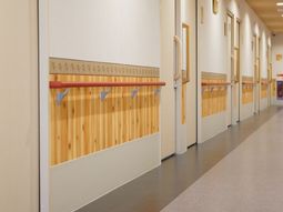 廊下の壁と手すり
