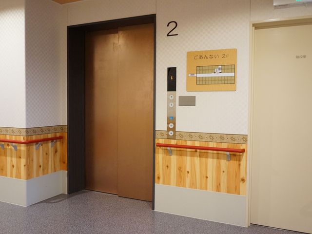 廊下のエレベーター周辺 スライドショー 手すりが設置された廊下に面したエレベーターは、利用者の移動をより快適にサポートしています。