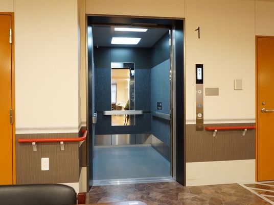 バリアフリー設計のエレベーター