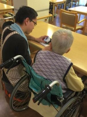 車椅子利用者とスタッフ