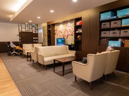 明るい共有ラウンジ