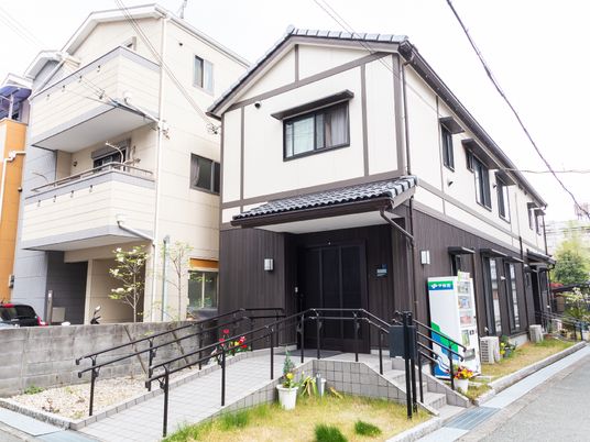 施設の外観と入口