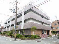 施設の外観と緑