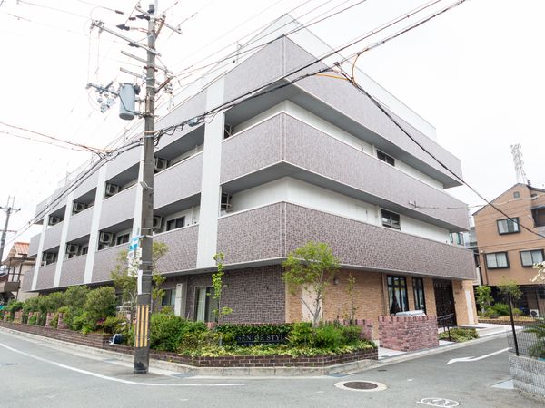 施設の外観と緑