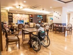 共有スペースの椅子とテーブル