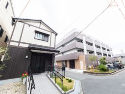 清潔感ある建物エントランス