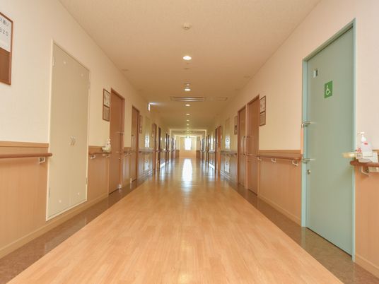 清潔な施設の廊下