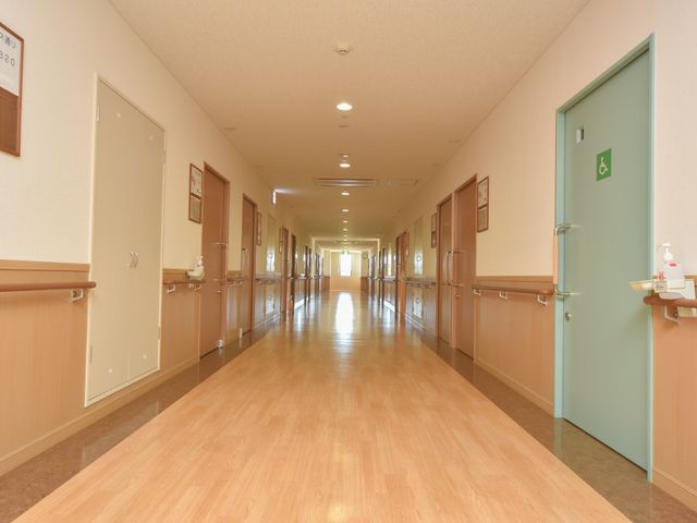 清潔な施設の廊下 廊下 手すりが設置された広く明るい廊下です。心地よい勤務環境をご提供しています。