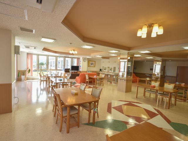 広々とした明るい食堂 食堂 ゆったりと配置されたテーブルのある食堂です。窓から自然光が差し込み、温かみのある雰囲気を感じられます。