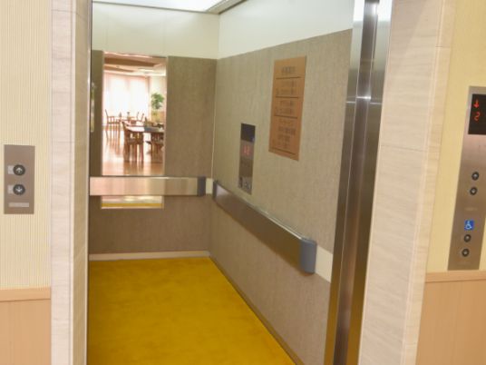 エレベーターの入り口