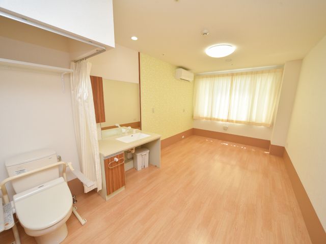 明るい広々とした居室 窓側 広々とした空間の個室です。手すりや洗面台が整っており、安全かつ快適にお過ごしいただけます。