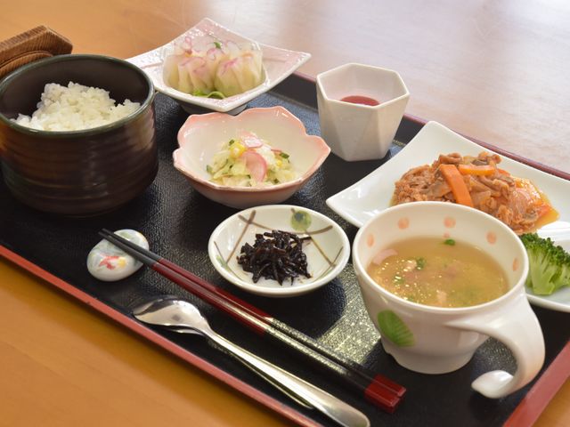 和風の栄養バランス食 食事 彩り豊かな和食が並べられた食事のご提供。栄養バランスを考えたお食事で、働きながら健康を支えられます。