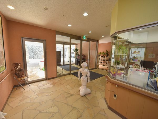 エントランスとロボットが立つ