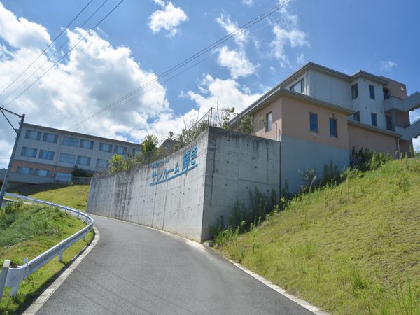 晴れた施設の外観
