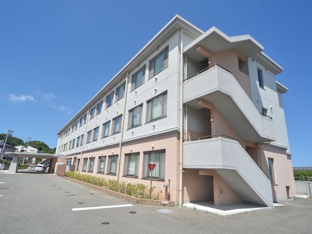 天気の良い日の外観 外観 広々とした駐車場を備えた、ゆとりのある建物外観です。明るい日差しの下、清潔感のある環境でお迎えいたします。