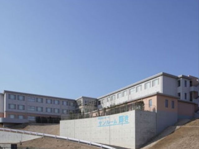 広々とした明るい外観 外観 青空の下、ゆとりある建物が広がる環境です。職員、訪問者の出入りもスムーズに行えるよう配慮されています。