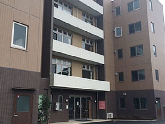 多階層建物のエントランス