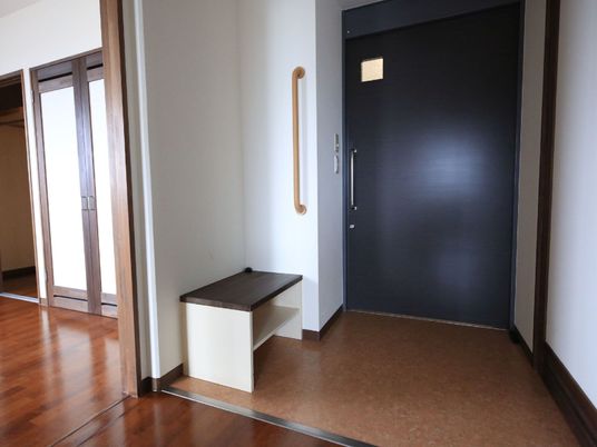 明るい居室の入り口