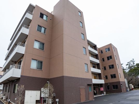 茶色の建物外観