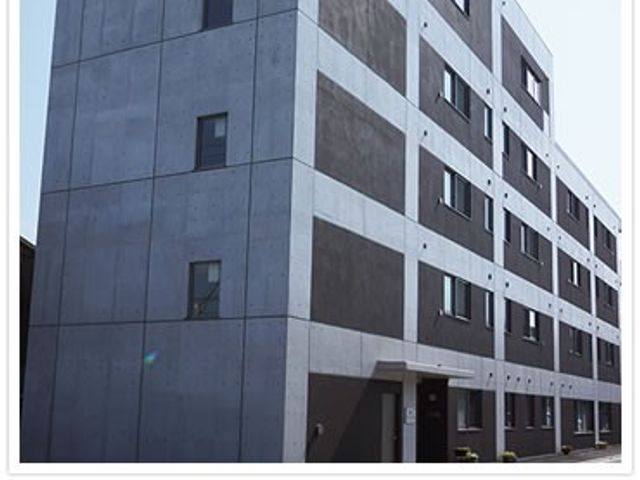 施設の外観 外観   落ち着いた色合いの外壁が印象的な建物です。窓が整然と並び、働く場所としての雰囲気が伝わります。