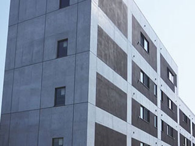 モダンな建物の外観 外観 新しい施設の外観は、洗練されたデザインです。通りからも分かりやすく、明るい印象を与える建物です。