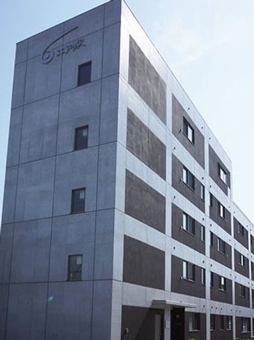 モダンな建物の外観 外観 新しい施設の外観は、洗練されたデザインです。通りからも分かりやすく、明るい印象を与える建物です。