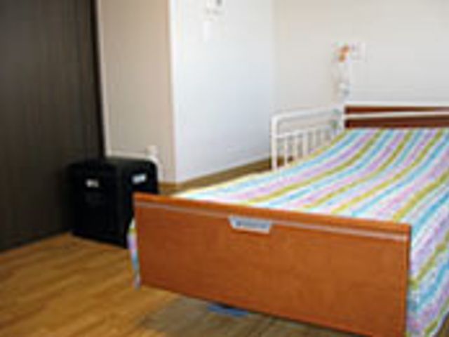 落ち着いた雰囲気の居室 居室 シンプルなデザインの居室は、生活に必要な家具が整っており、快適な個人スペースが確保されています。
