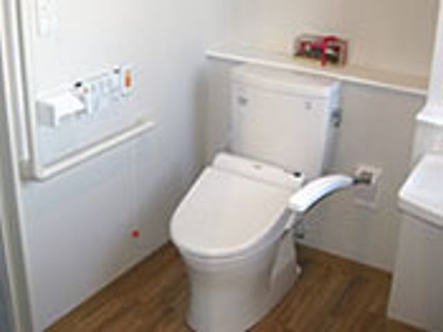 清潔感のある明るいトイレ トイレ 手すりが備えられた清潔なトイレは、ご高齢の方も安心してお使いいただけます。安全かつ快適に設計されていて、就業を検討する方にも安心の環境です。