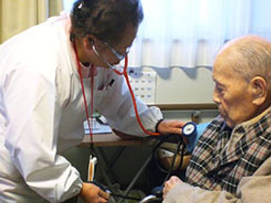 入居者様の血圧を測定している介護スタッフは、介護のほかに体調の管理も行っており、入居者様の日々のヘルスケアに勤めている。
