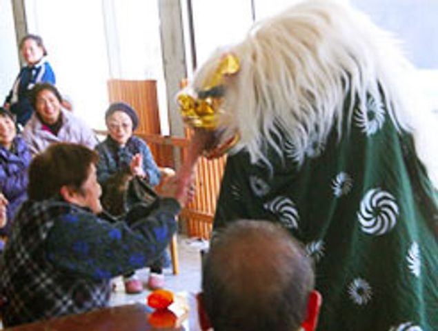 獅子舞と触れ合う高齢者 行事 和の雰囲気あふれる行事で楽しむ利用者の方々。さまざまなイベントに触れながら、充実した日々を過ごしていただけます。