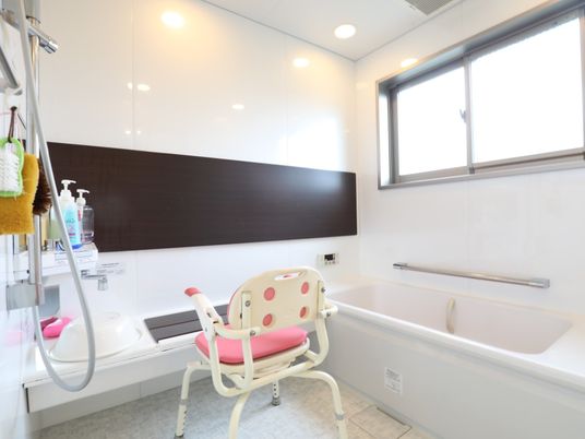 白色を基調とし、窓もある明るい浴室である。浴槽は大きく、体を洗う時の椅子は、手すりがつきしっかりしている。