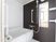 サムネイル 白とブラウンが基調になっており、高級感がある浴室になっている。鏡が大きく、壁には手すりが付いている。