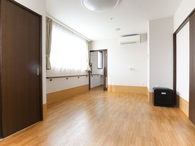 広い木目調の居室 居室 ゆったりとした広さを確保した居室です。自由にレイアウトを楽しめる空間で、快適な日々を過ごせます。