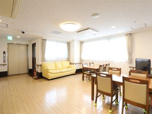 明るい共有リビング空間
