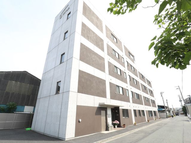 多階層の建物外観 外観 清潔感があり、落ち着いた色合いの建物です。広々とした入口はバリアフリー設計で、すべての人に優しい環境を提供しています。