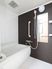 サムネイル 施設の写真 明るい浴室の浴槽側の壁には横方向に手すりが設置されており、入居者様はそれを使用し安全に入浴することができる。