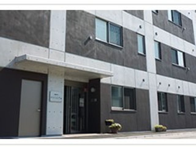 建物外観 外観   落ち着いた色合いの外観で、正面に出入口が見えます。就業時の来訪者対応をイメージしやすい建物です。