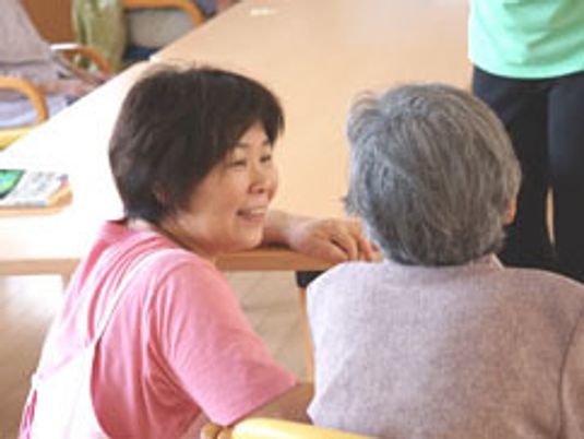 明るい食堂で会話する人々
