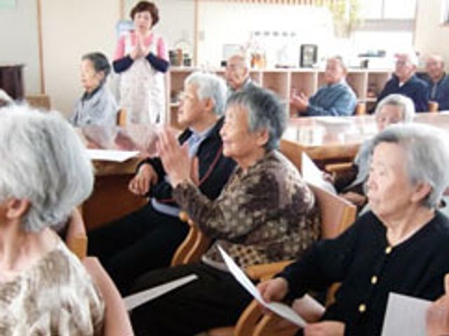 多目的室での活動風景 イベント 明るく開放的な空間で楽しいひとときを過ごしている入居者の様子です。一緒に働く仲間として、温かい関係を築いていきませんか。