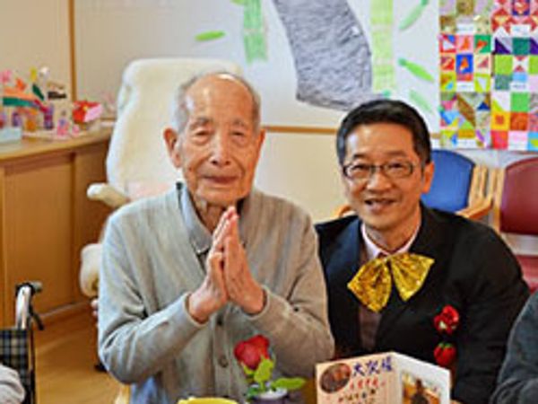 笑顔の高齢者とスタッフ