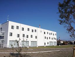 白い建物の晴れた外観