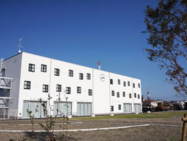 白い建物の晴れた外観