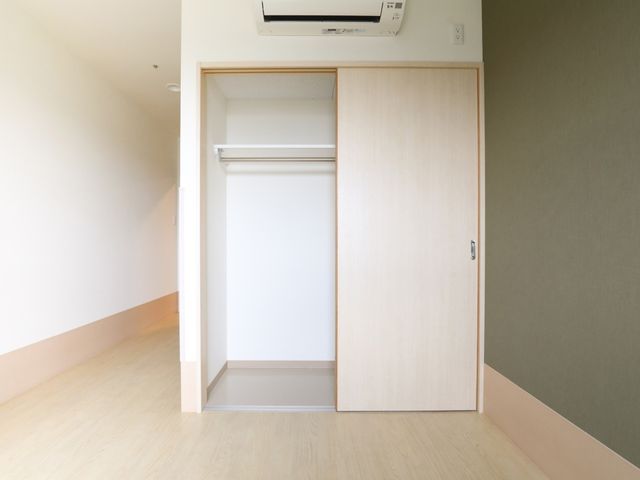 シンプルな空間のクローゼット 収納 すっきりとしたデザインの洋服収納スペースです。快適な生活を送るための充分な収納が確保されています。