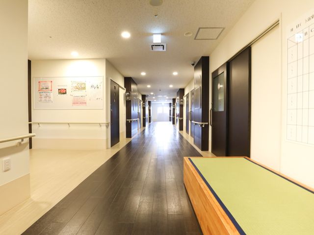 廊下の明るい風景 廊下 広々とした廊下は清潔で明るく、ゆとりのある空間を提供しています。掲示物が壁に配され、情報共有も行いやすい環境です。