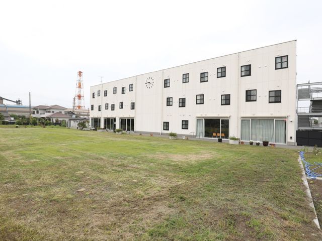 広い芝生のある建物外観 外観 広々とした緑の芝生が心地良い建物外観です。明るく開放的な雰囲気で、新たな職場として他にはない魅力があります。