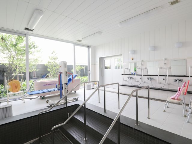 明るい浴室空間 大浴場 ゆとりのある浴室では、採光を多く取り入れており、清潔感にあふれています。バリアフリーに配慮した設計で、どなたでも安心してご利用いただけます。