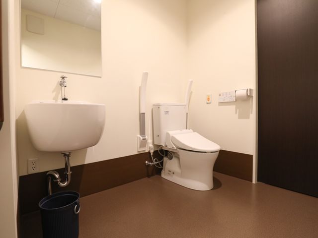 バリアフリー対応トイレ トイレ 手すり付きで安全に配慮された清潔なトイレです。快適にお使いいただける設備が整っています。